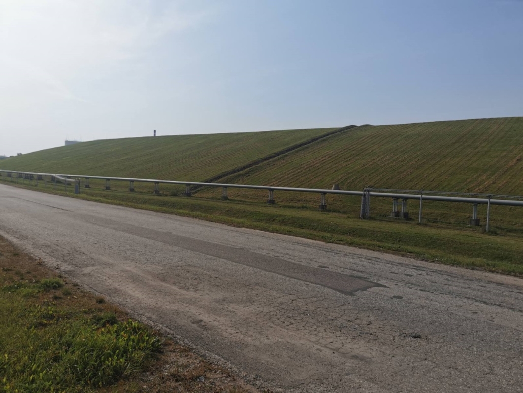 Vaade jäätmehoidlale idast. Koordinaadid X:6591779, Y:713061. 12. september 2023.