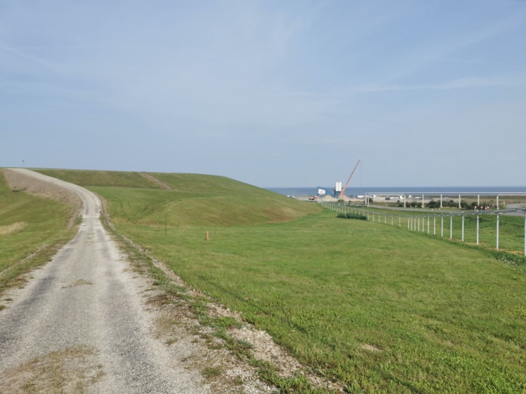 Vaade jäätmehoidlale kagust. Koordinaadid X:6591196, Y:712343. 12. september 2023.